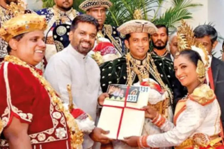 නුවර පෙරහැරේ ජනපති අතින් විශේෂ ඇගයමකට ලක්වූ එකම නර්තන ශිල්පිනිය බවට පත්වූ ග්‍රාම නිලධාරිනියක් ගැන ඇසෙන කතාව මෙන්න