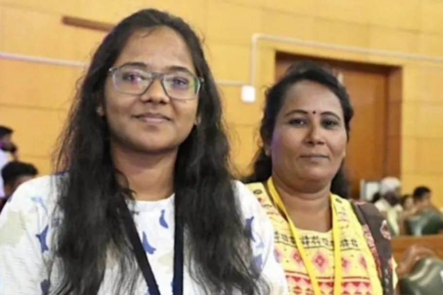 “මගේ අම්මට මාව වෛද්‍යවරියක් කරන්න ඕන වුණා. ඒ සිහිනය සැබෑ කර ගන්න මගේ දුව මට උදව් කළා…දියණිය සමග වෛද්‍ය විදුහලට යාමට සුදුසුකම් ලැබූ ඔවුන්ගේ කතාව…