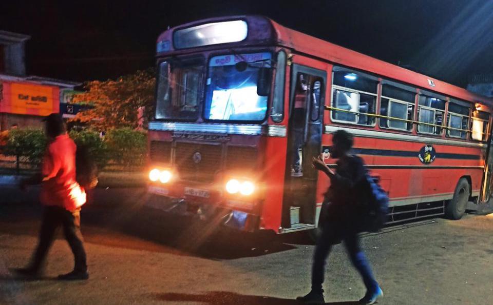 ‘ විනාඩි 10ක් විතර ඒ ළමයගේ අම්මා එනකක් බස් එක නවත්තගෙන හිටියා… එහෙව් මිනිස්සුත් රජයේ සේවයේ ඉන්නවා..’ කුරුණෑගල ඉදන් නිකවැරටියට යන CTB බස් එකේ වුනු අපූරු සිදුවීම මෙන්න