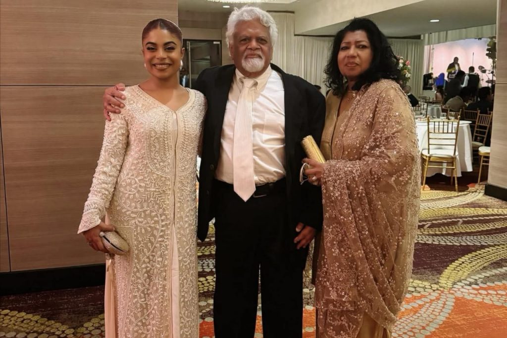 “මගේ අම්මයි තාත්තයි මටයි, අක්කටයි, අයියලා දෙන්නා වෙනුවෙන් කැප කරපු තරම්…” – උමාරියා එක්කළ ආදරණීය සටහන…