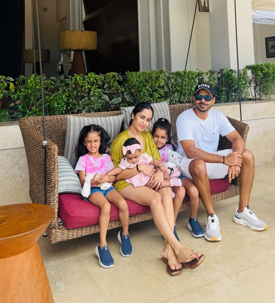 එයා පවුලම එකතු කරන් නිවාඩුවක් ගත කරන්න ගිහින්.. බලන්නකෝ , දැක්කගමන් අඳුනනවා ද කියලා..