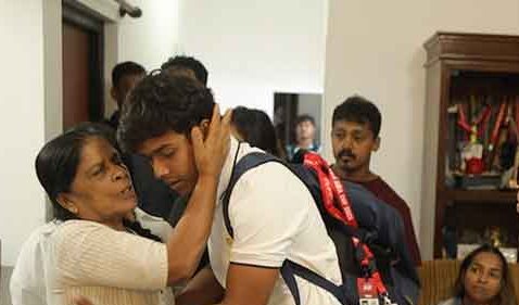 තාත්තාගේ ලොකුම ආශාව සිත දරන් දිවයිනෙන් පිටව ගිය දුනිත් වෙල්ලාලගේ ප්‍රථම වරට මාධ්‍යයට කී ඒ සංවේදී කතාව