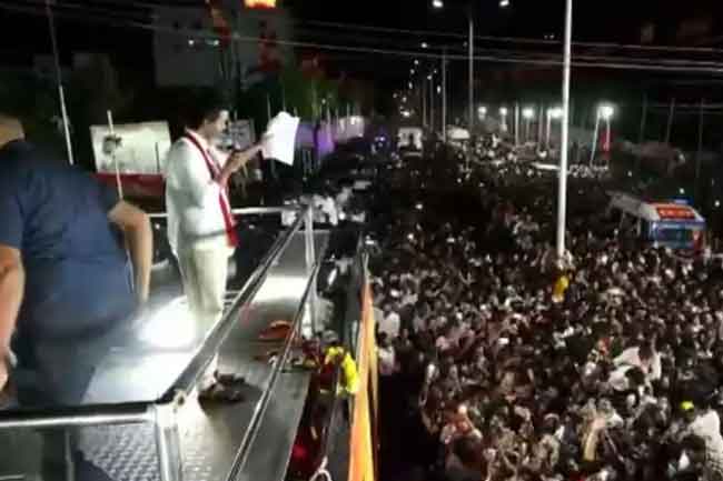 විජේට දොස් කියන්න එපා… දරුවා අරන් ගිය එක අපේ වැරැද්ද…  විජේගේ දේශපාලන රැලියේදී තෙරපී දිවි අහිමි වූ ගණන තවත් ඉහලට…