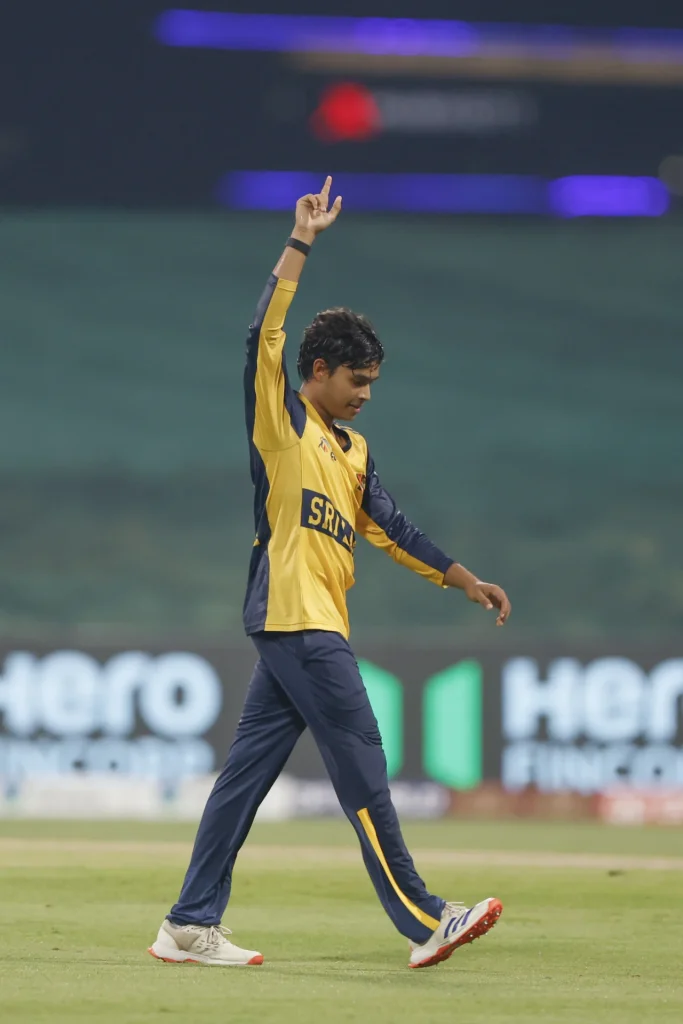 වැටෙන තැන් වල අඩියටම වැටුනම මිනිස්සු මහ රූස්ස ගස් වගේ හයිය වෙනවා. හරියට මේ වගේ… වෙල්ලාලගේ ගැන තැබූ ආදරණීය සටහනක්…