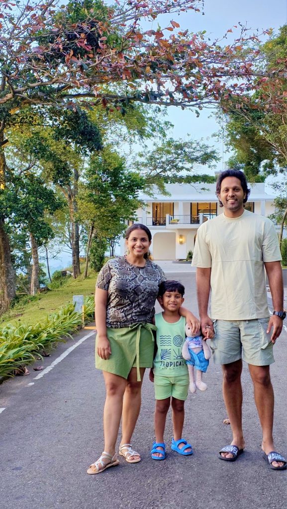 “දිගු කලක් බලා සිටි විවේකයක්…” පවුල පිටින් කොහේද මේ ගිහින් තියෙන්නේ..? – photos