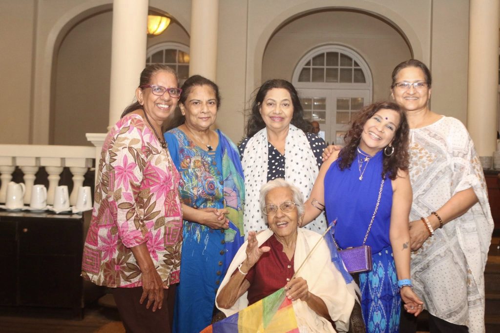 මිද්දෙණිය වලව්වේ ආදරණීය සුදු ආච්චිට මේ නම් අමතක නොවෙන දවසක්. ඒ ආදරණීය හමුවීම නිසා ඇය දැන් ඇත්තේ වෙනදාටත් වඩා සතුටෙන්..