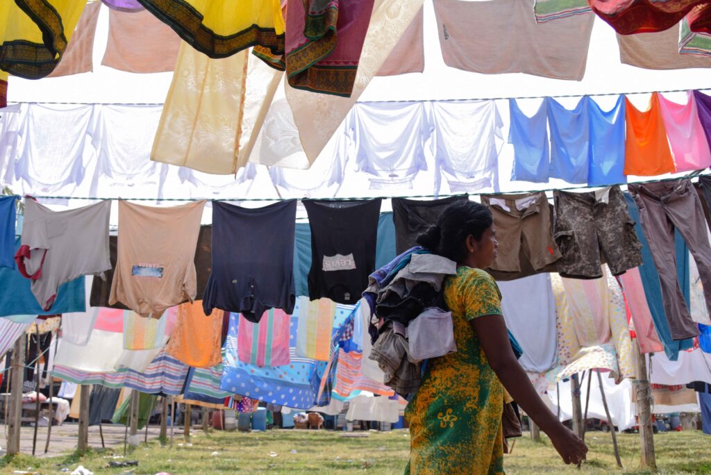 රෙදි වැල යටින් යන්න හොද නෑ කියලා කතාවක් තිබ්බට ඇත්තටම ‍රෙදි වැල යටින් යන්න හොද නෑ කියන්නේ ඇයි කියලා දන්නවද ?