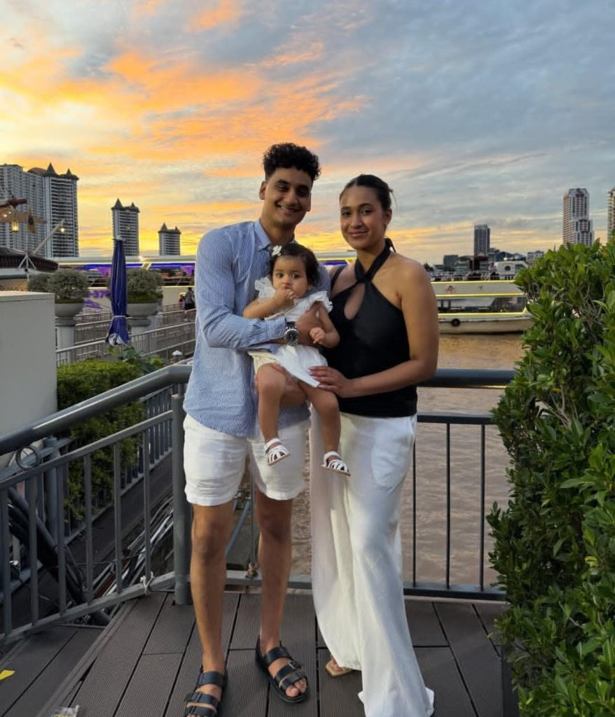 දවසින් දවස ලොකු වෙන නලීන්ගේ චූටි මිණිබිරිය.. බලන්නකෝ අම්මයි, තාත්තයි එක්ක පුංචි පැංචි මේ කොහෙද ගිහින් තියෙන්නේ කියලා..