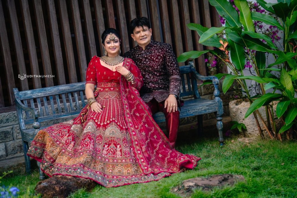 “හිත පුරා මල් පිපෙන වසන්තය ඇවිදින්.. හිස පුරා මල් හලන වසන්තය ඇවිදින්..” ජීවිතයේ තවත් වසන්තයකට පා තැබූ කුමාර සහ නිරෝෂා යුවල..
