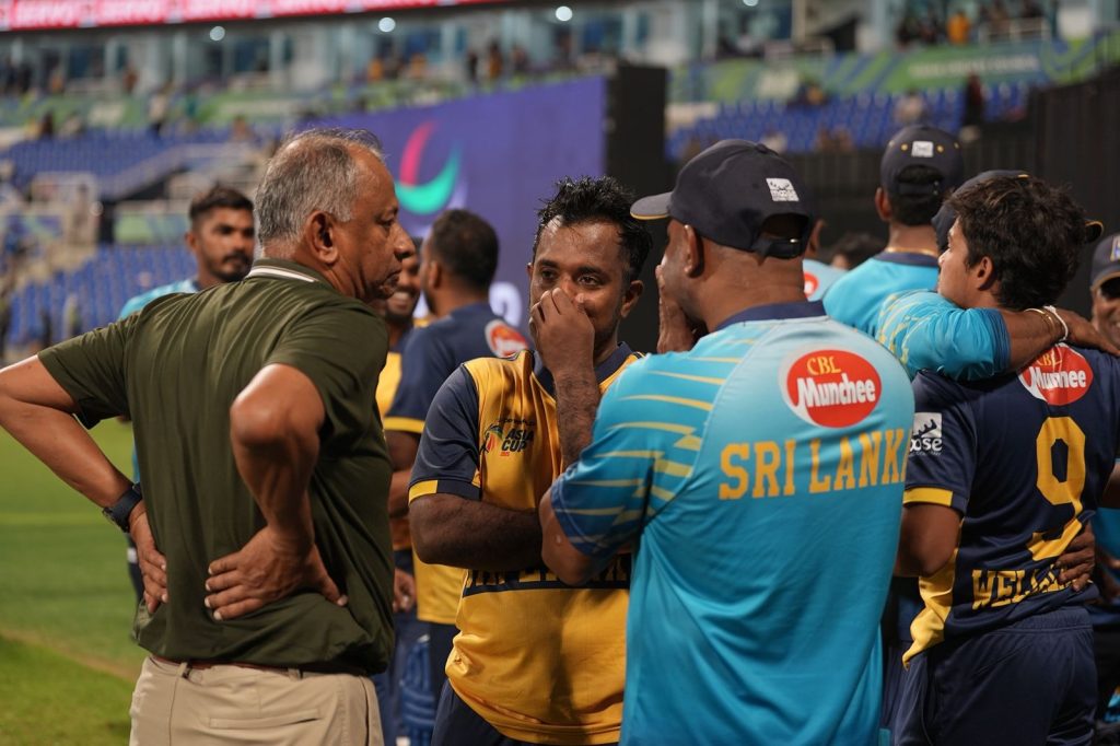 අසීරුම මොහොතේ පියෙක් මෙන් ඔහු ලගින්ම හිඳිමින් සිය රාජකාරිය දේව කාරියක් කරගත් ඔහු ගැන ඇසෙන අපූරු සටහනක් මෙන්න