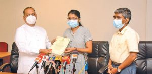 තීන්ත ඉවර වුණාම පොළවේ වැවෙන පෑනක් හැදූ තාත්තයි දුවයි