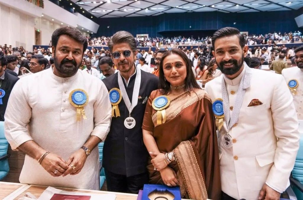 “​ඔහු ජාතික සම්මානලාභියෙක් පමණක් නොව, මිනිසුන්ගේ හදවත්වල රජුද විය…” – ෂාරුක් ඛාන් හොඳම නළුවාට හිමි පලමු ජාතික සම්මානයෙන් පිදුම් ලැබුවේ මෙහෙමයි