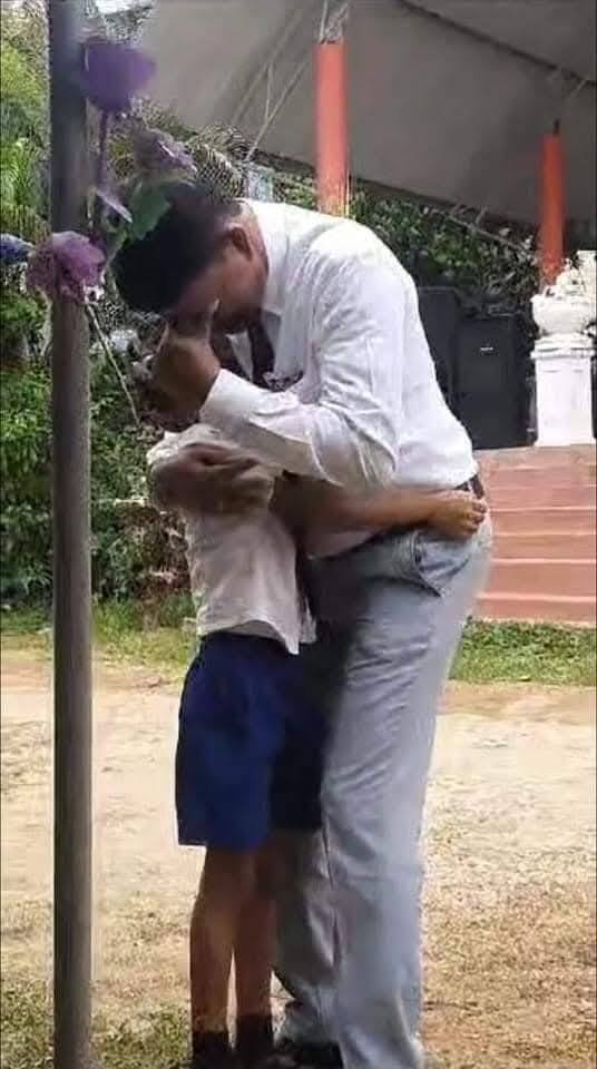 අම්පාර පුරවරයේ විවිධ සම්මාන පිට සම්මාන ලැබු ඔහුට ලැබුණු වටිනාම සම්මානය දරුවන්ගේ ආදරය….. ලෙන්ගතුකම…