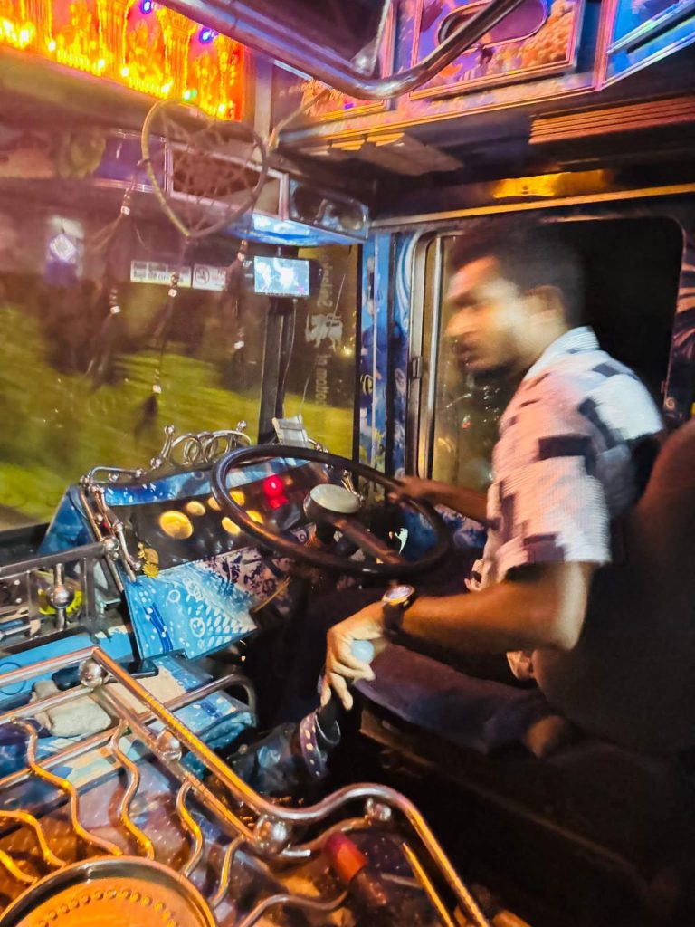 සමාවෙන්න. අපිට හාමුදුරුවෝ අරන් ඉක්මනින් හොස්පිට්ල් එකට යන්න වෙනවා. ලග අය බැහැගන්න” – රුපියල් සත නොතකමින් ස්වාමින්වහන්සේගේ ජීවිතය බේරාගත් රියැදුරා