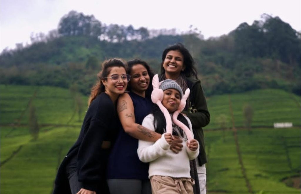 කාලයක් නිහඩ වෙලා හිටපු එයා පවුලේ අයත් එක්ක මේ කොහෙද ගිහින් තියෙන්නේ… රටම ආදරේ හර්ෂී නැවතත් කරළියට..