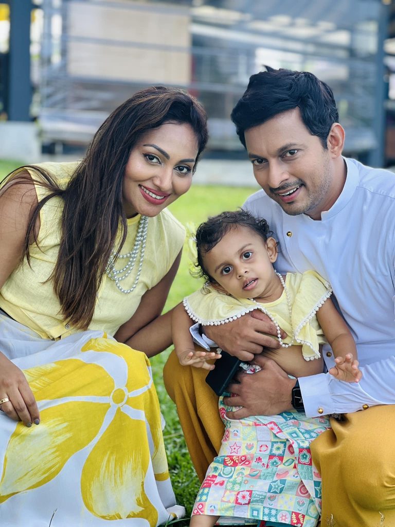 “එයා කවදාහරි එයි කියලා මං බලාගෙන ඉන්නවා.. දුව ඉන්නේ එයාගේ අම්මා ළඟ..” හදවතේ කකියන පිය සෙනෙහසත් එක්ක ධනංජය කියූ ඒ සංවේදී කතාව මෙන්න..