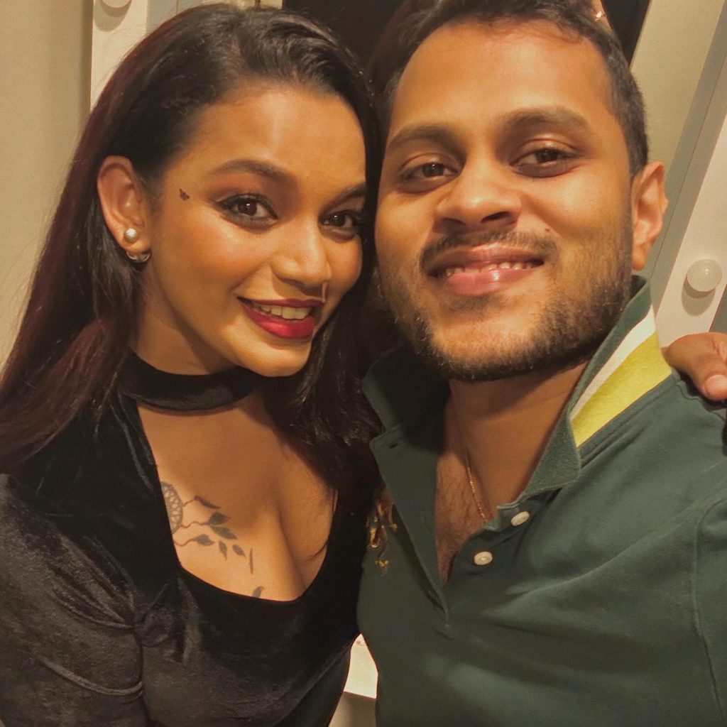 ජීවිතේ තව කොච්චර ප්රශ්න ආවත් මම දන්නවා මාව ඔයා තනි කරන්නේ නෑ කියලා…” සෙනෙහෙවන්ත ඔහු වෙනුවෙන් කවී කියූ ඒ ආදරණීය කතාව මෙන්න..