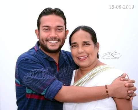 “පළමු වතාවට අද එයා කෝල් කළෙත් නැහැ.. මට ගන්න විදියකුත් නැහැ..” කිසිදා හදව‍තින් ඈත් නොවෙන ඇයගේ නොසිඳෙන ආදරය ළඟ පූර්ණ සංවේදී වෙමින් එක්කළ සටහන මෙන්න..