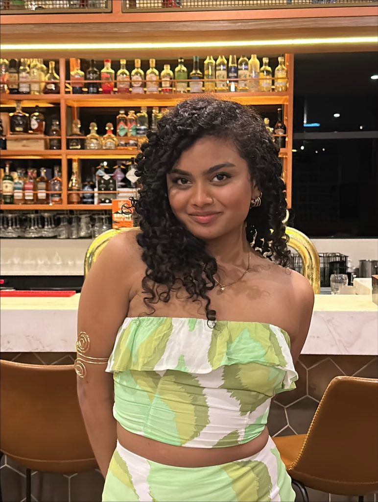 බලන්නකෝ ඇගේ ලස්සන.. විදෙස් රටකදී මිතුරු මිතුරියන් එක්ක තනිවම උපන්දිනය සැමරූ මෙනාෂා..