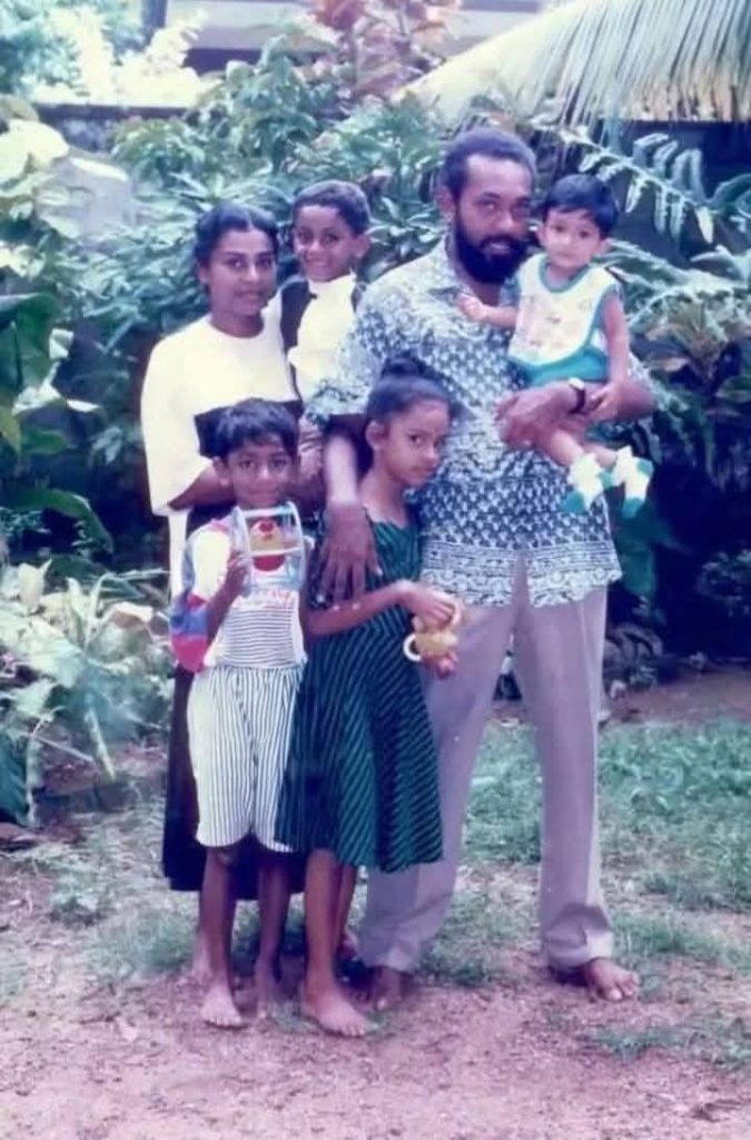 “හුග දෙනෙකුට ප්‍රශ්නයක් වෙලා… පොඩි අයියා වඩාගෙන ඉන්න පොඩ්ඩා කවුද කියලා…” පැරණි ඡායාරූපයක් නිසා ඇසෙන කතාවක් ගැන සුදත් ඇන්තනී කියූ කතාව මෙන්න..
