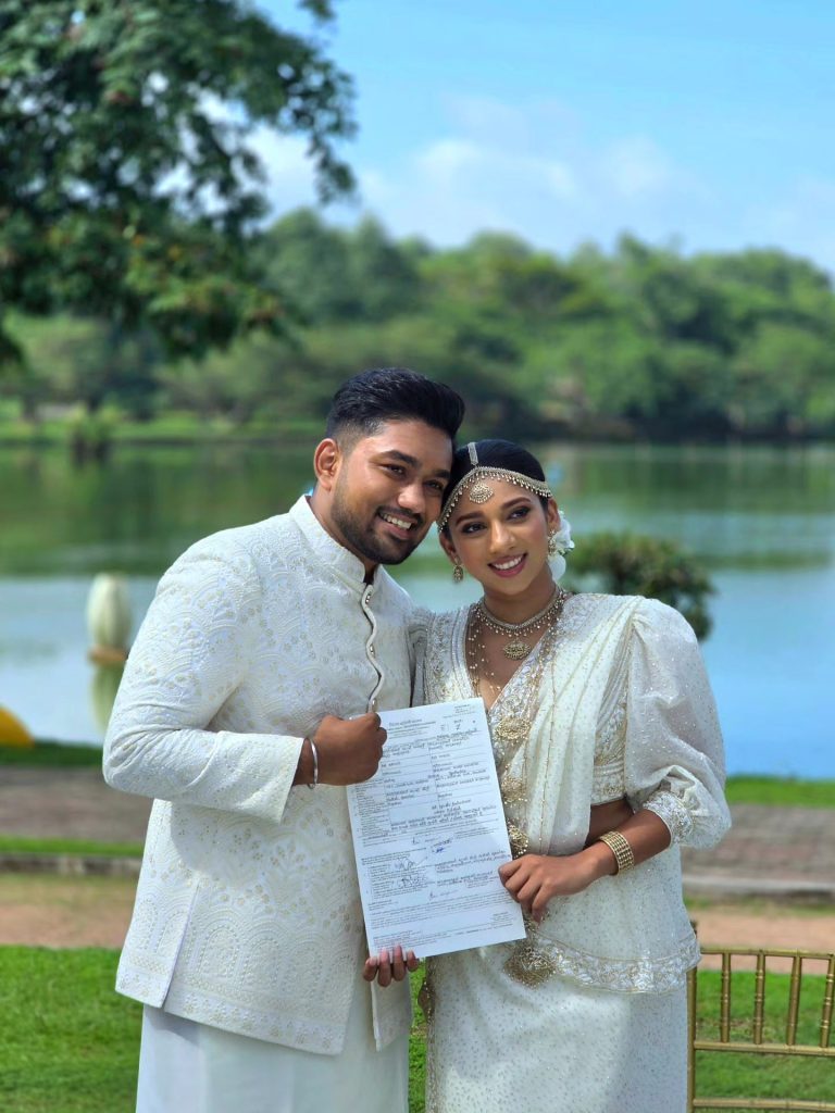 ප්‍රවීණ කලාකරුවෙකු වු සෝමසිරි මැදගෙදරගේ ආදරණීය දියණිය ලස්සන උඩරට මනාලියක් වුනේ මෙහෙමයි