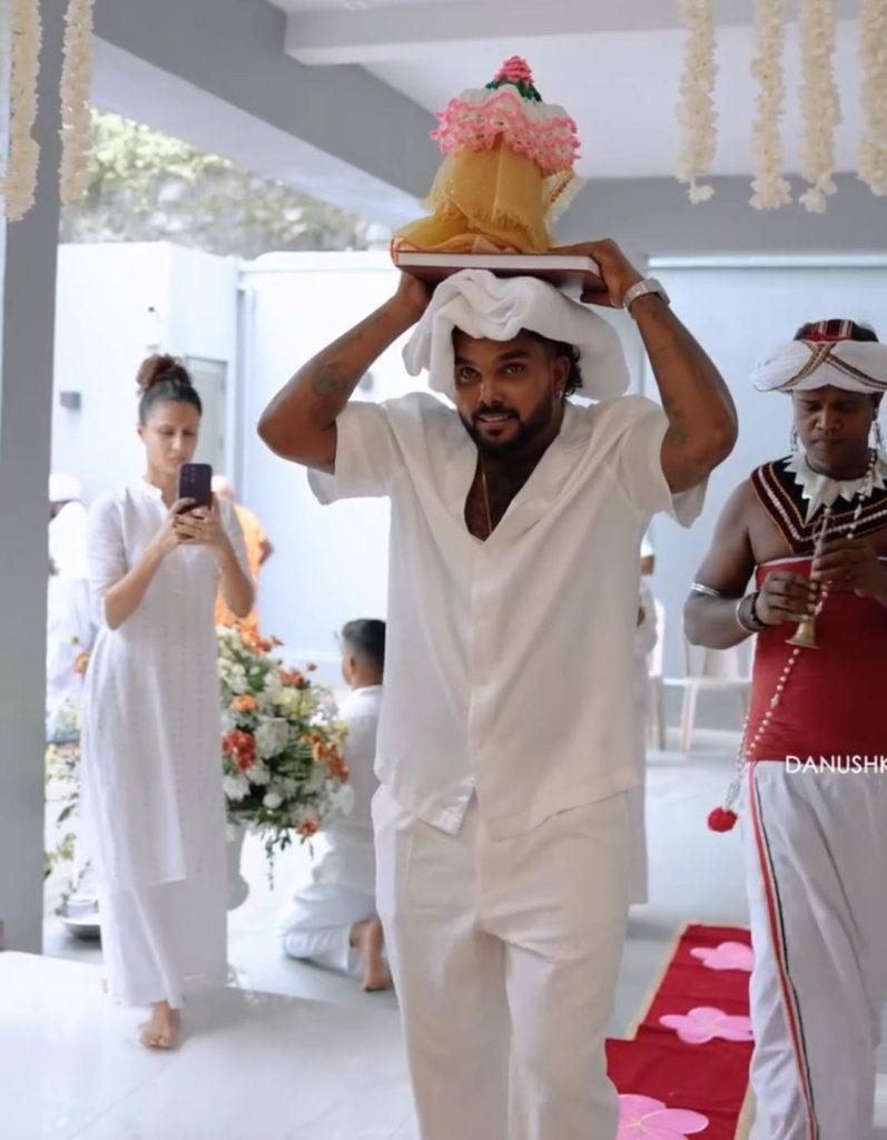උතුම් කඨින චීවර පූජාවක් තම නිවසේ පැවැත්වූ වනිඳු හසරංග..