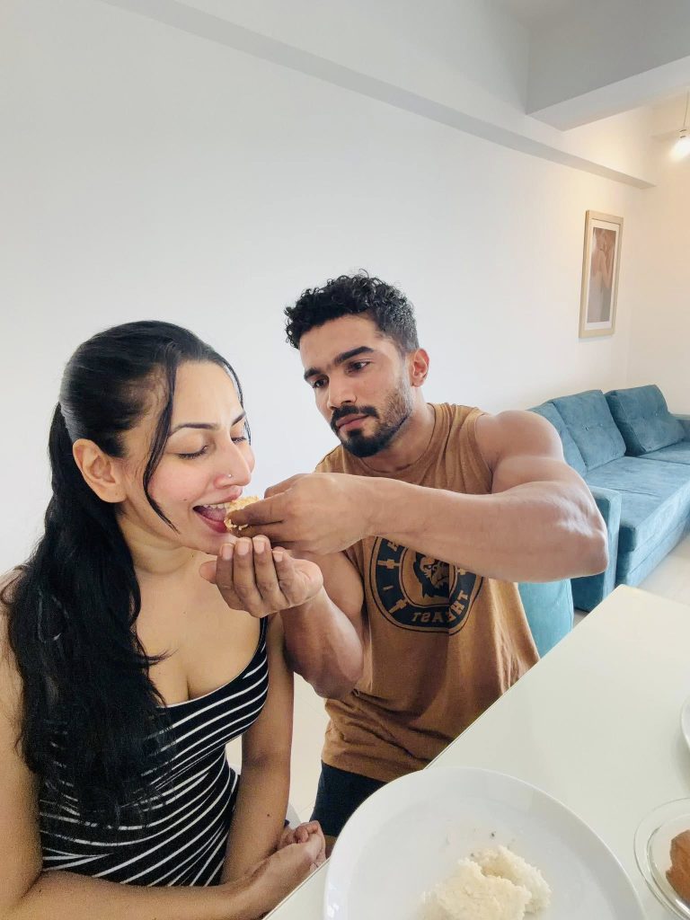 සමරන්නට වෙන හේතු මොකටද..? මෙහෙම දවසක් හොඳටෝම ඇති.. ඔහුගේ දවසම විශේෂ කරන්න අමන්දා ගොඩක් මහන්සි වෙලා වගේ..