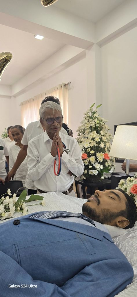 තාත්තා කෙනෙක් කොහොම නම් ඒ දුක දරාගන්න ඇතිද? වෛද්‍යවරයෙකු වූ තම පුතුගේ හදිසි නික්මයාමෙන් කම්පනයට පත් පියෙකු ගැන ඇසෙන හද සංවේදී කළ පුවතක් මෙන්න..