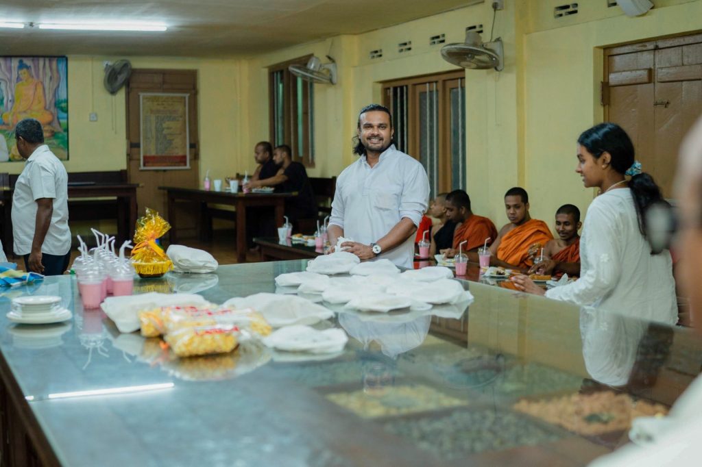 සිය ආදරණීය මව්පියන් සිහි කරමින් රටම ආදරේ කරන සුරාජ් මාපා කල උතුම් පිංකම මෙන්න