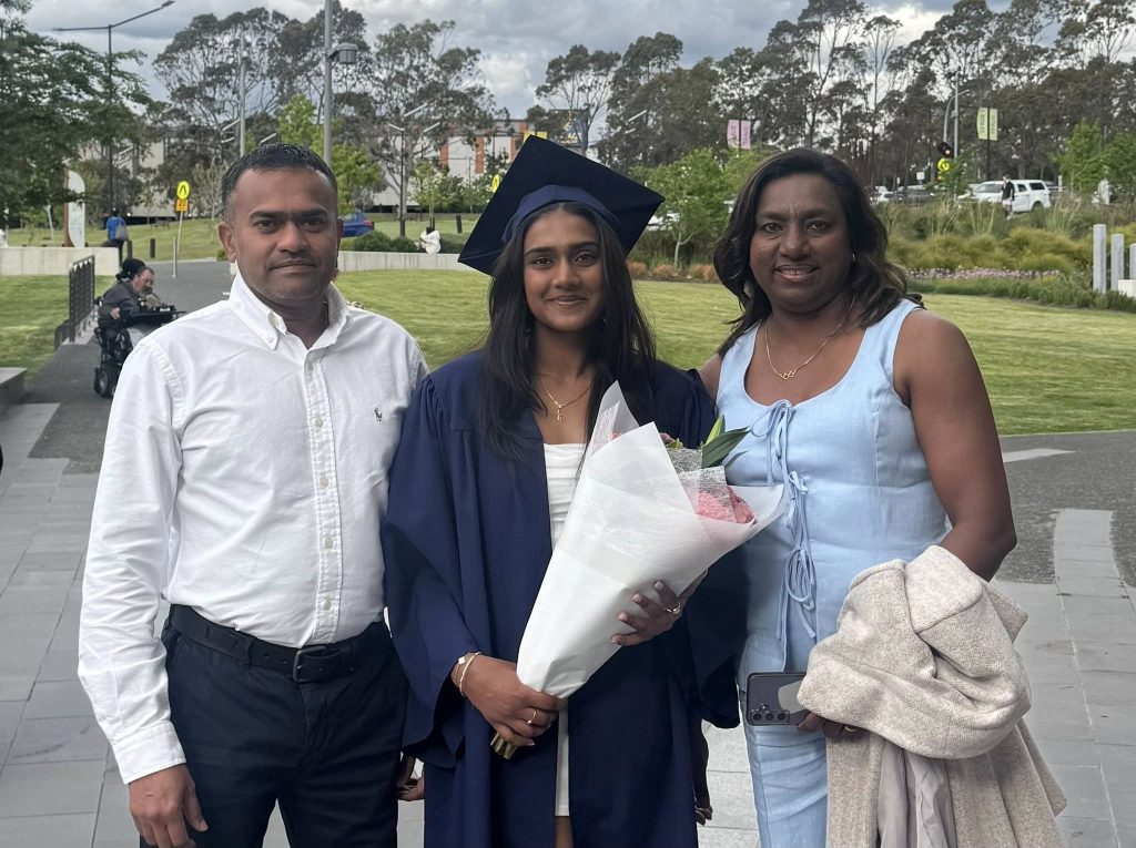 රටක් ආදරය කළ ඇගේ පුංචි පවුලට එදා නම් විශේෂ දවසක්.. අදටත් කාගේත් මතකයේ රැඳි දමයන්ති දර්ශා මේ කියන්නේ මොකක් ගැනද..?