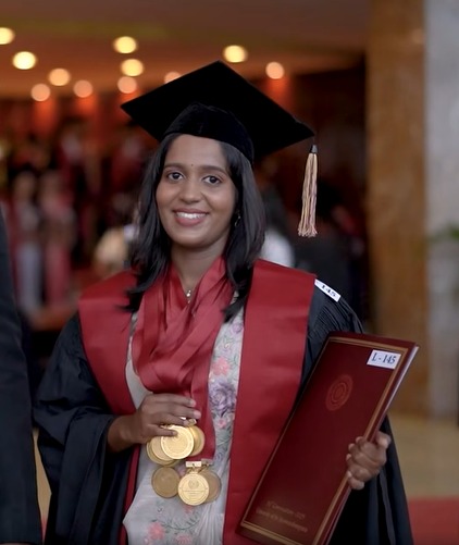 සරසවි සිහිනය යථාර්ථයක් කරගත් තරු අතර ඇය දිදුලන තාරකාවක්.. ජ’පුර ඉතිහාසයේ රන් පදක්කම් ලාභීන්ගේ වාර්තා අලුත් කළ වෛද්‍ය මහිමා..