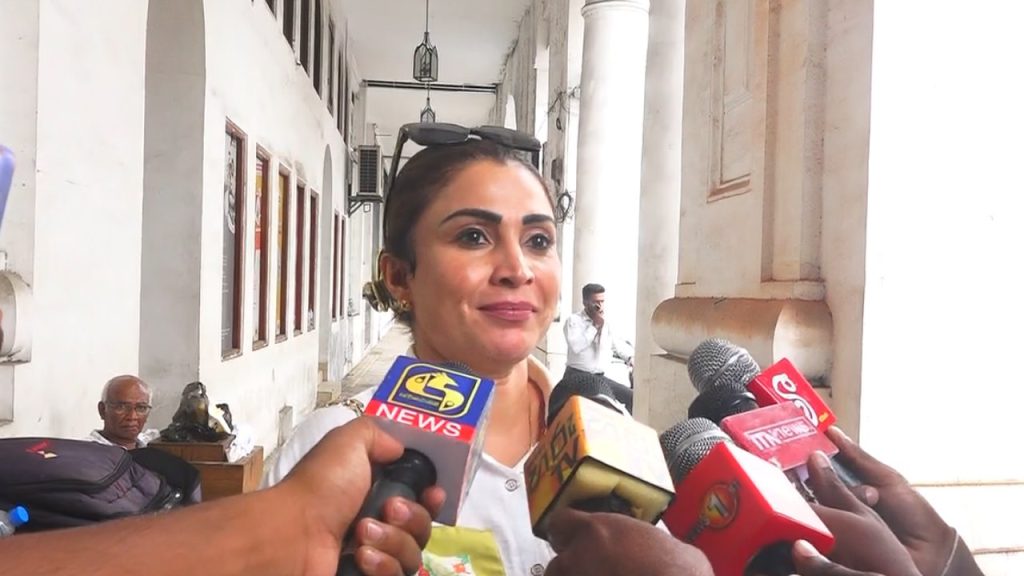 “මම කවදාවත් දැනගෙන හිටියේ නෑ පද්මේව…වැරදි කරලා නිදහසේ නිදා ගන්න බෑ…” CID ආ ජනප්රිය නිලි ශ්රීමාලි පද්මේ ගැන චෝදනාවලට උත්තර දෙයි..