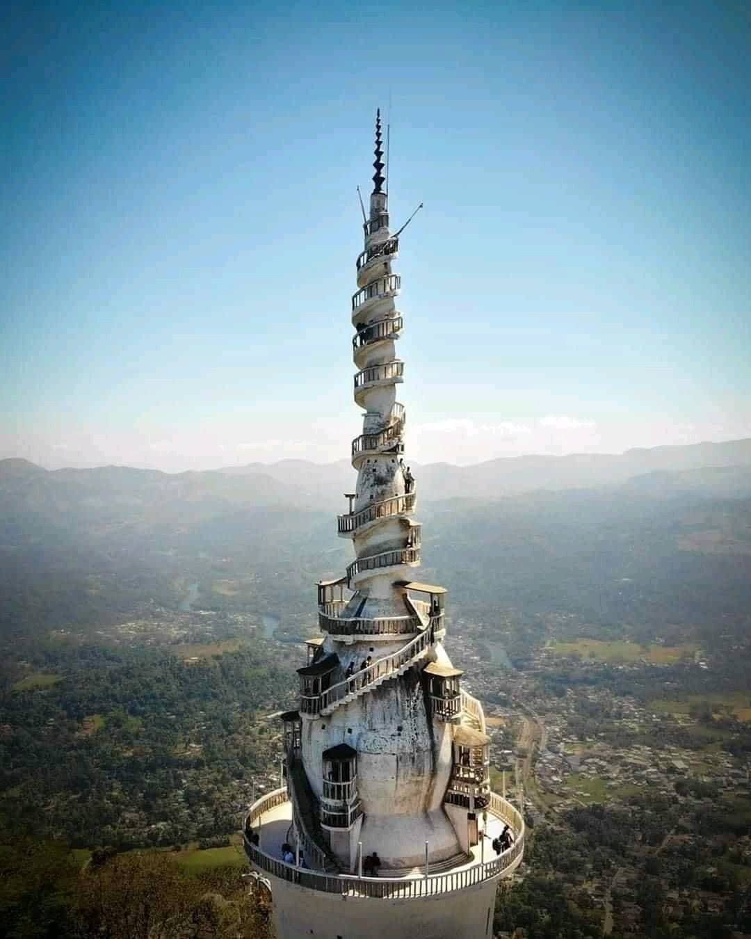 ලොවක් වසඟයට ගත් අම්බුළුවාව කුලුන අවදානමකද..? ඒ ගැන ඇසෙන වෙනස්ම කතාවක් මෙන්න..