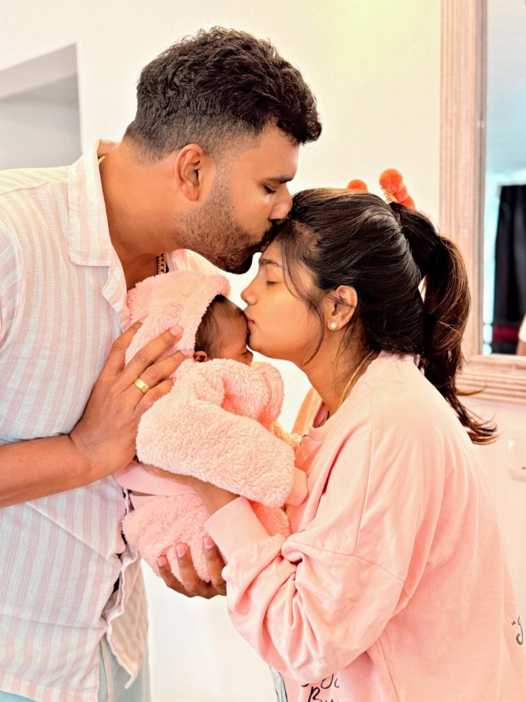 හැමෝම දකින්න ආසාවෙන් හිටපු තිසර නිෂිනි දෙන්නගේ පුංචි සුරංගනාවි මෙන්න