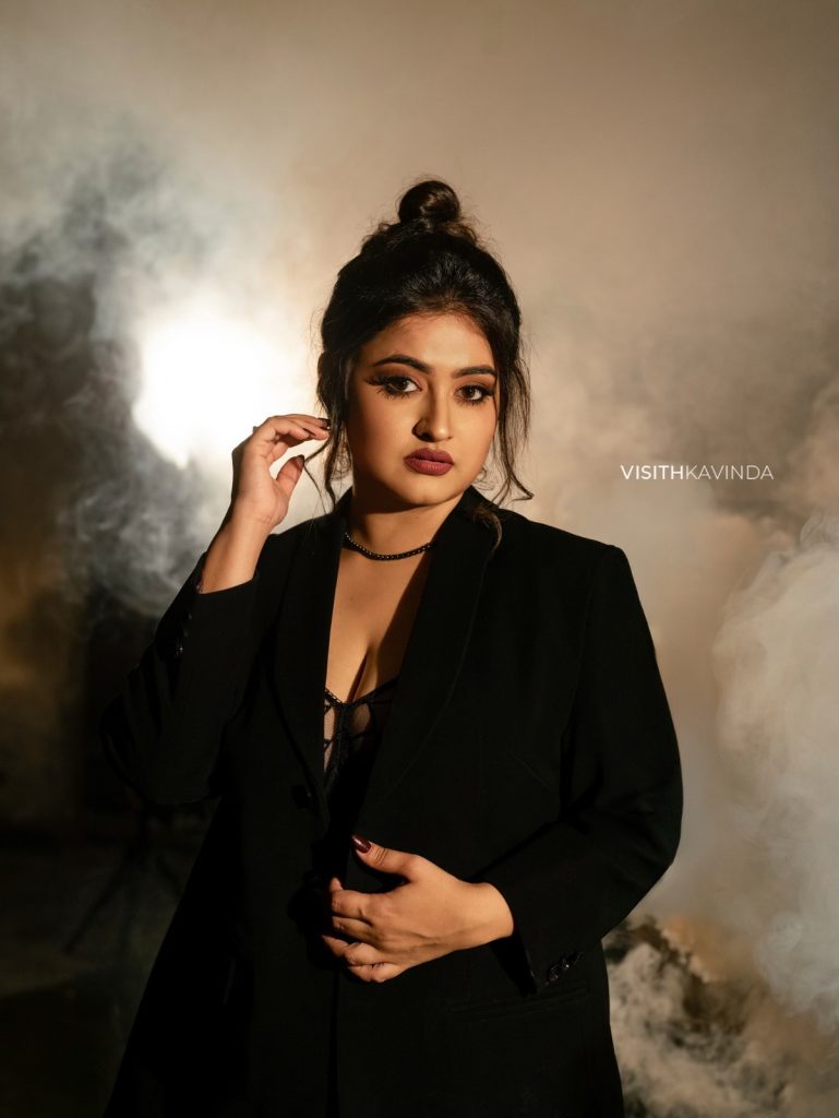 එකපාරටම ඒ කවුද කියලා හිතාගන්නත් බැරි වුණා නේද..? සරාගී වුණු ඇය කැමරා කාචයට හසුවුණු හැටි මෙන්න එහෙමනම් බලන්නකෝ…