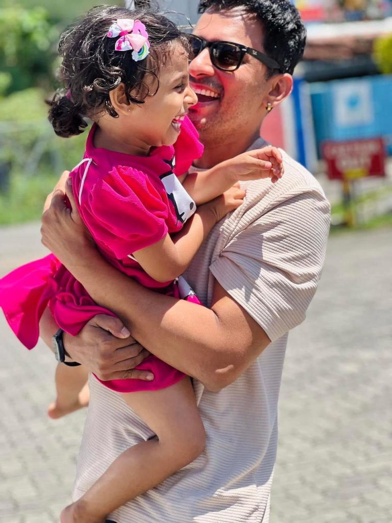 ”දුව ඉන්නෙ අම්මත් එක්ක. මගෙ යාළුවෝ කියනවා, දවසක එයා මාව හොයාගෙන එයි කියලා…” – ජනප්‍රිය රංගන ශිල්පි ධනංජය සිරිවර්ධන