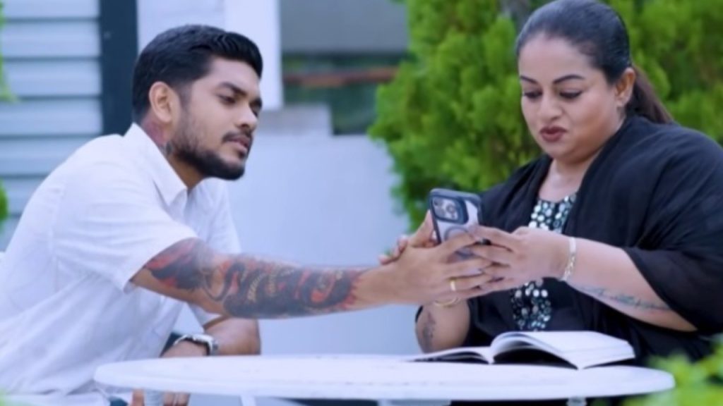 ජනප්රිය ගායිකා සමිතා මුදුන් කොටුව සහ ඇයගේ ආදරණීය සැමියා රංගනයට.