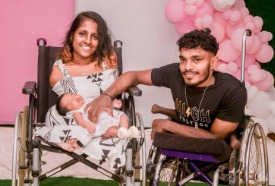 මතකද එදා රිදී තිරයේ කාගේත් ආදරය දිනාගත්ත ඒ සමනලිය, මනසින් ශක්තිමත් ඔවුන් දෙදෙනා පුංචි පැංචියකගේ ඥාන මව්පියන් වෙයි..