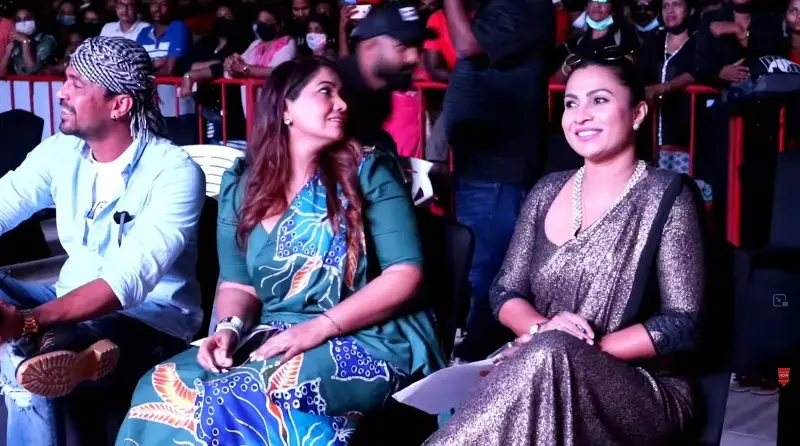 නළු නිළියෝ පිරිවරා පැවති ආන්දෝලනයකට ලක් වූ 2022 ඩුබායි අවුරුදු උත්සවයේ නොදුටු දසුන් මෙන්න..