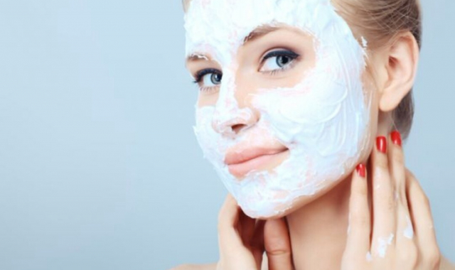 ලස්සන වෙන්න හිතමනාපෙට එක එක ක්රීම් ගාන්න කලින් මේ ගැනත් දැනගන්න…