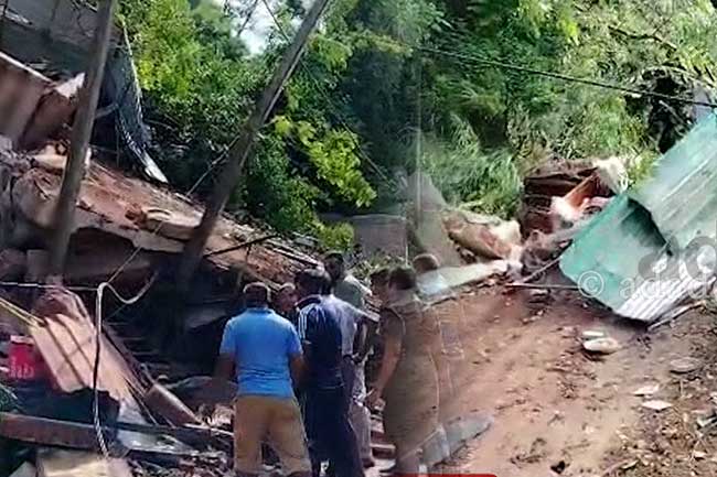 කඩුගන්නාවේ වෙළෙඳසැලක් මතට පස් කන්දක් කඩා වැටි දැන් ඇති වූ දුක්බර ඛේදවාචකය මෙන්න.. මියගිය අය මෙන්න…