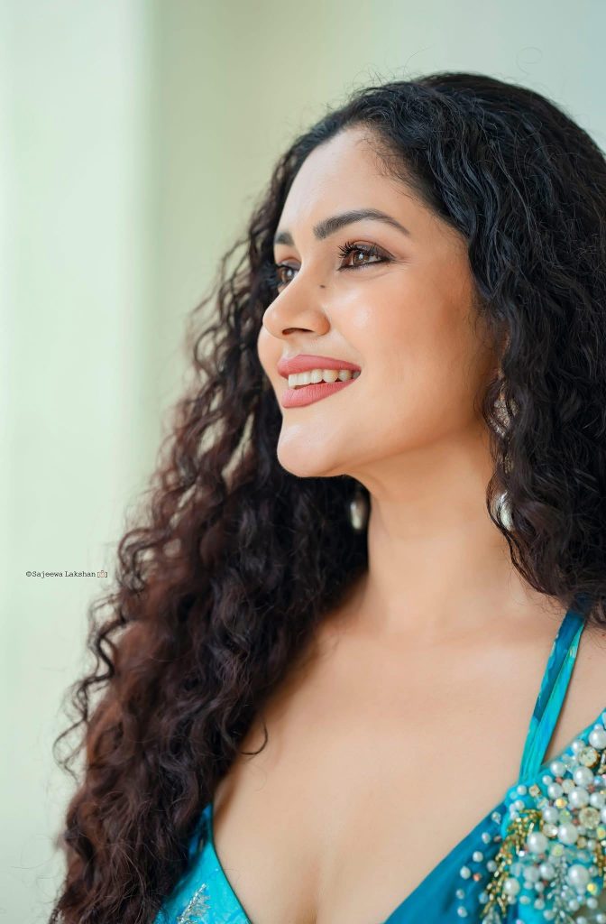 “සමහර කාන්තාවො බිරිඳක් මවක් වුණාම තමන්ව අතෑරලා පවුල වෙනුවෙන් ජීවිතයම කැපකරනවා…” කලකට පසු රසිකයින් ළඟට ආව තාරුකා මේ කියන්නේ නම් වෙනස්ම කතාවක්..