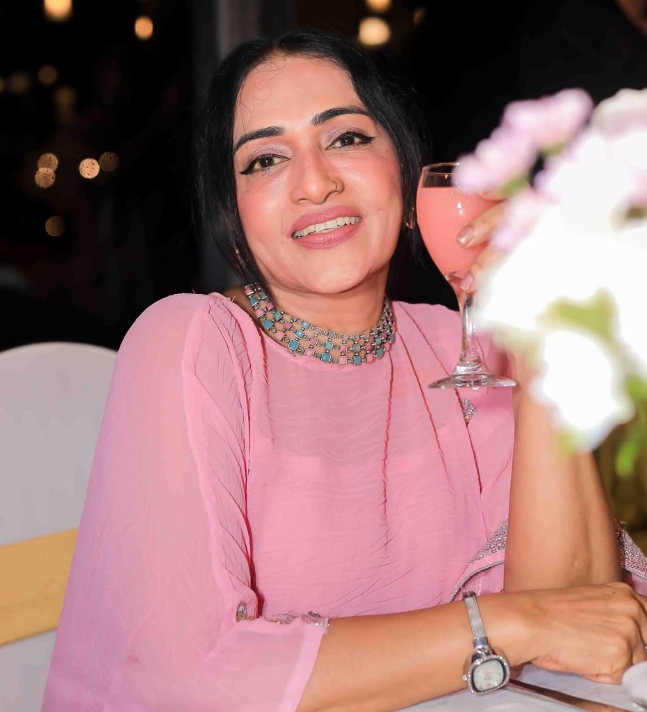 “ජීවිතේ හැම මොහොතකම හිනාවෙලා ඉන්න. විඳින්න තියෙන ජීවිතය විඳවන්න එපා…” කිසිවෙකුත් නොසිතන වෙලාවක ඇය කියූ ඒ කතාව මොකක්ද දන්නවාද..?