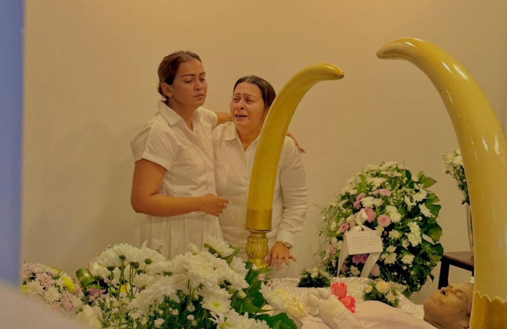 “තව ටිකක් අල්ලන් ඉන්න තිබ්බා අපි දෙන්නව තනි කරන්නේ නැතුව..” මවගේ වෙන්වීම දරාගත නොහැකිව ඇය එක්කළ සංවේදී සටහන මෙන්න..