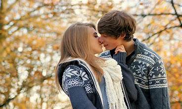 ආදරය ප්රකාශ කිරීමේ ප්රබලම මාධ්යක් වන සිපගැනීම ගැන ඔබ නොදන්නා සෞඛ්යමය වාසි දැනගන්න..