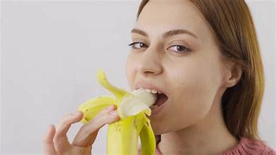 ඇත්තටම රෑට කෙසෙල් කන්න හොඳ නැද්ද? රස කර කර.. කෑවට දැනගෙන හිටියේ නෑ නේද මෙහෙමයි කියලා…