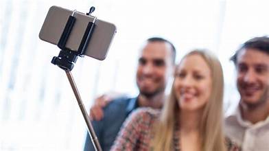 ඔන්න ඉතින් යන යන තැන සෙල්ෆි ගහලා දැම්මොත් වෙනදේ… ඔයාගේ ජීවිතේටත් අනතුරක් වෙන්න පුළුවන් සැලකිල්ලෙන් ඉන්න.