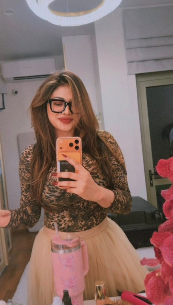 “සාර්ථක පිරිමියෙක් පසුපස ආදරණීය ගැහැණියක් සිටියත්, සාර්ථක ගැහැණියක් පසුපස ඇත්තේ කඳුළු කතාවක්” පියුමි මුහුණු පොතට එක්කළ සටහන