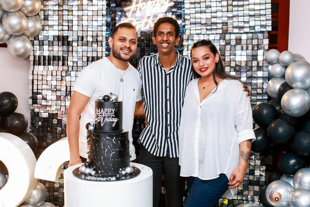 මගේ හිතේ ඔයා වෙනුවෙන් තියෙන ආදරේ ඔයා දන්නේ නෑ සුදූ…” ඔහුට විශේෂ වුණු ඒ දවසේදී මවගෙන් සහ සොහොයුරුයගෙන් ලැබුණු ඒ ආදරණීය සුබපැතුම් මෙන්න..