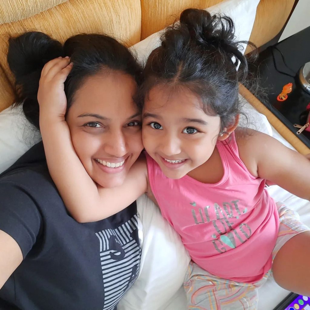 “නිවාඩු දවසේ… මාත් වැටුණා සෙල්ලම් බඩු ගොඩටම” චතුරිකා මුහුණු පොතේ තැබූ සටහන…